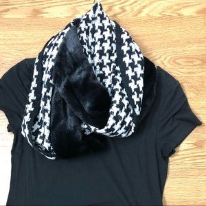 Houndstooth & fuzzy warm infinity scarf